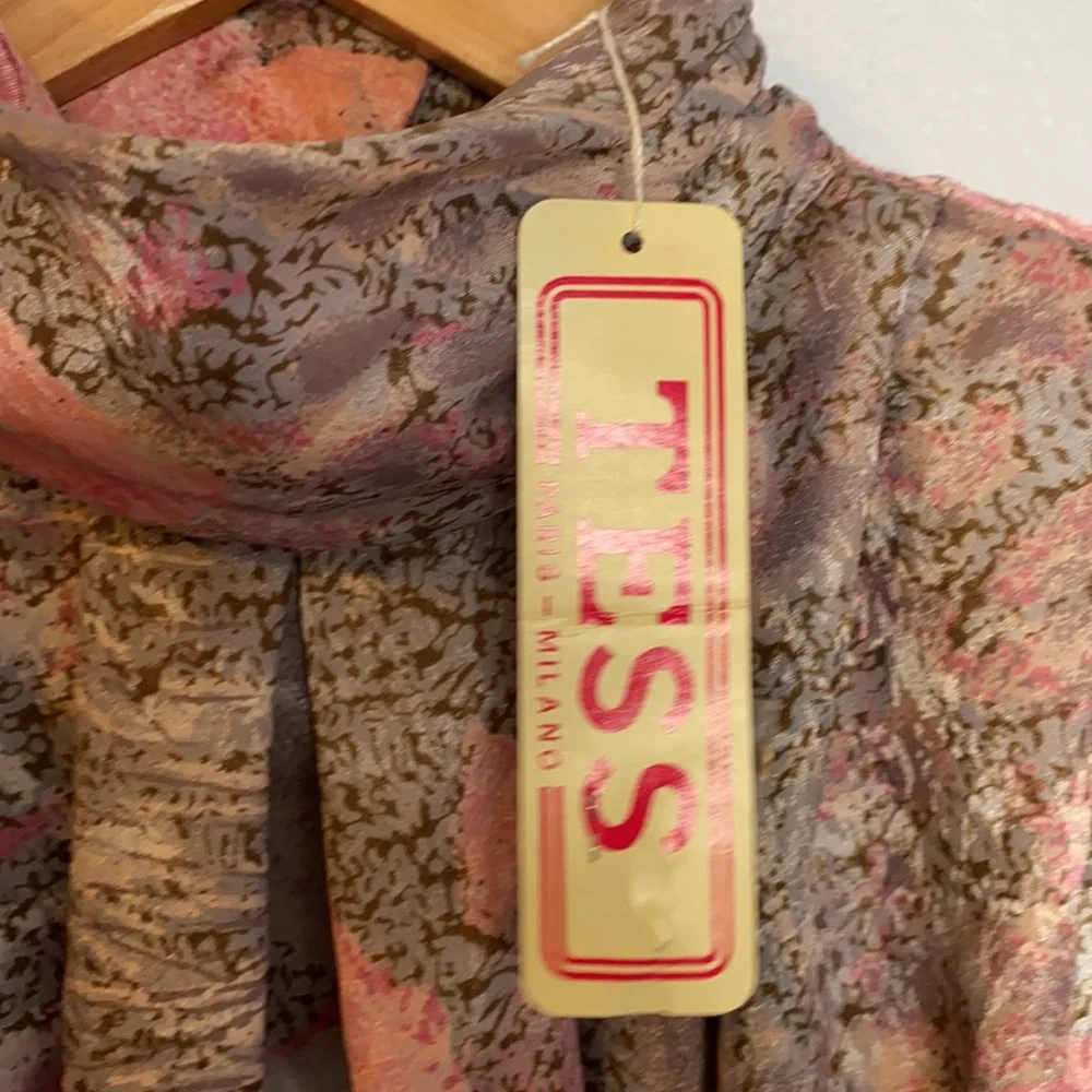 Vintage floral blouse exaggerated shoulder pads and pleated neckline - Picture 4 of 10